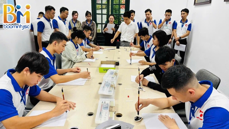 Học viên tập viết tên tiếng Nhật tại Bảo Minh JSC