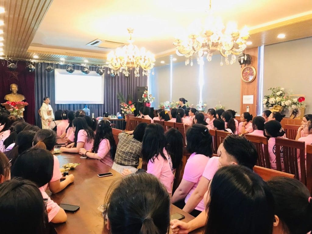 buổi dạy về Trà Đạo cho các ứng viên điều dưỡng, hộ lý