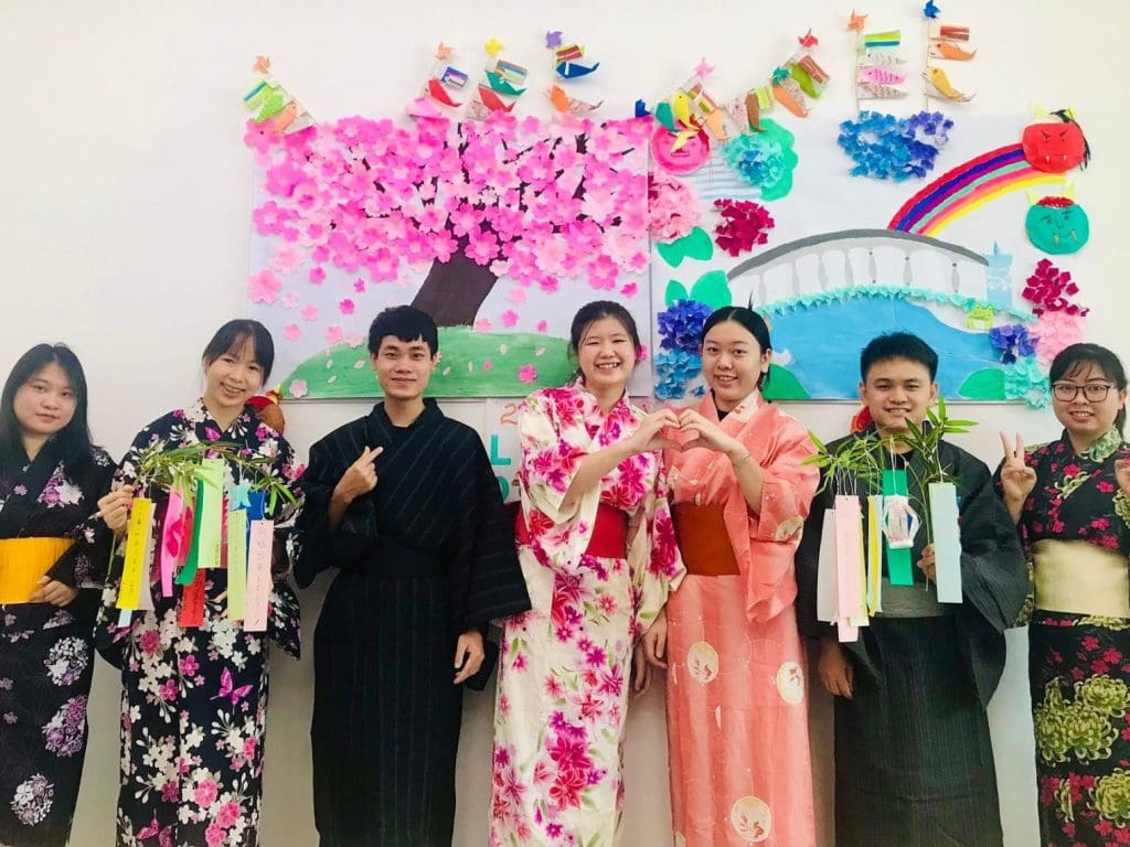hình ảnh mặc kimono của các bạn học sinh của Trung tâm giáo dục Nhật ngữ LOTUS